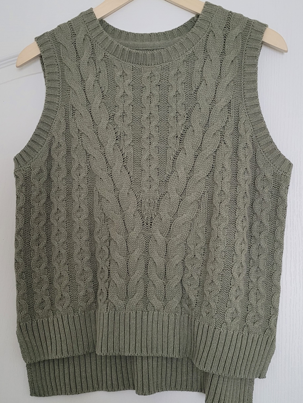 Nicole Miller Olive Green Cable Knit Sleeveless Sweater Vest